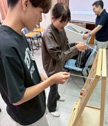 同學們實際體驗各種樂齡玩具-1