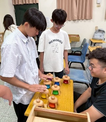 同學們實際體驗各種樂齡玩具-2