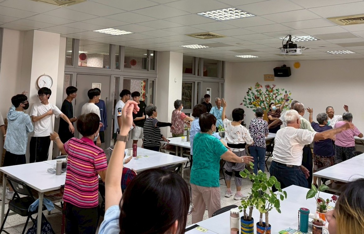 亞大長照系同學，陪伴長輩打太極拳。