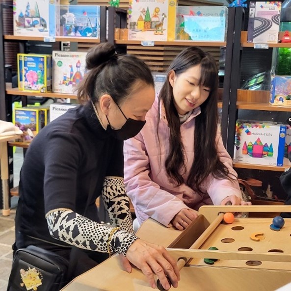 圖左為社區熟齡夥伴，圖右為長照系蔡侑辰同學