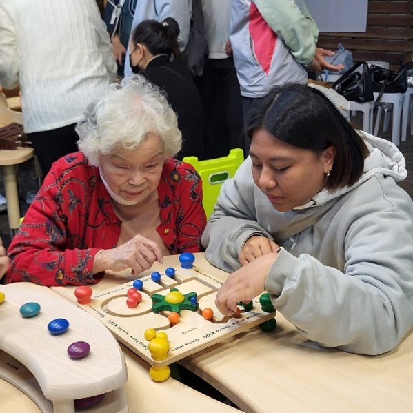 圖左為社區熟齡夥伴，圖右為長照系蔣芳怡同學